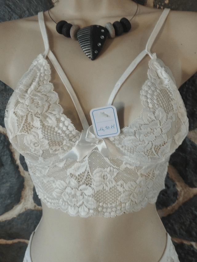 Ensemble triangle sans armatures ni rembourrage, couleur ivoire taille M pour le haut et pour le shorty 