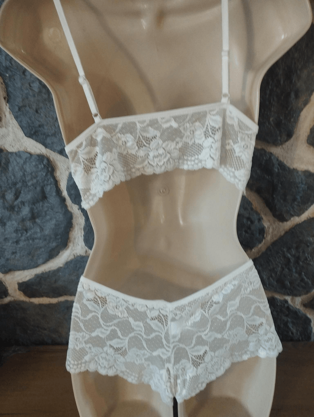 Ensemble triangle sans armatures ni rembourrage, couleur ivoire taille M pour le haut et pour le shorty 