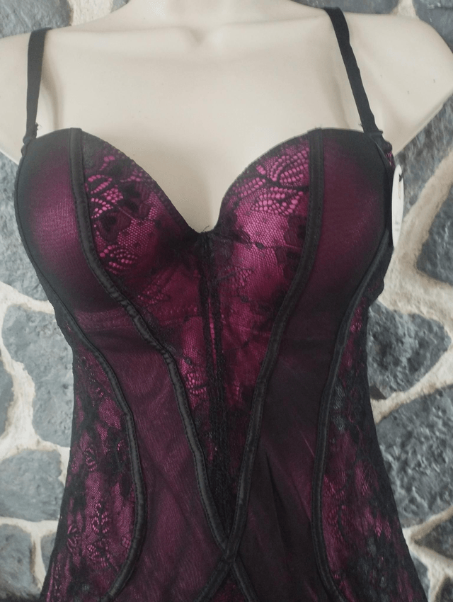 Nuisette noire et fushia avec string