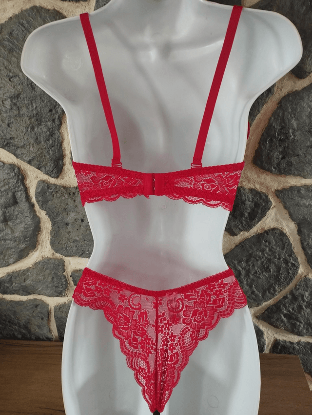 Ensemble rouge avec   rembourrage léger et armatures.