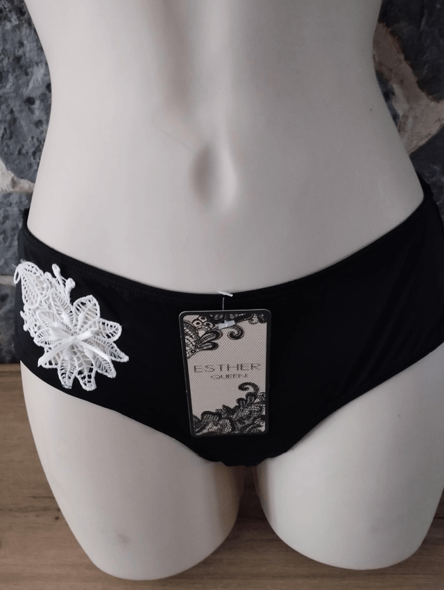 Ensemble noir et fleur blanche avec armatures er rembourrage