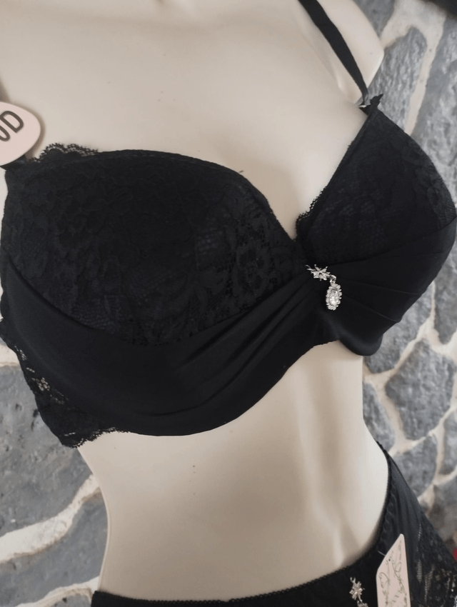 Ensemble bonnet D noir avec armatures et rembourrage