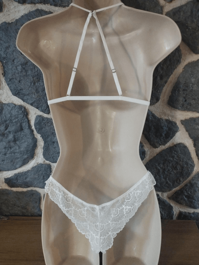Ensemble triangle sans armatures, rembourrage léger. Ouverture devant. Haut en S et tanga en M