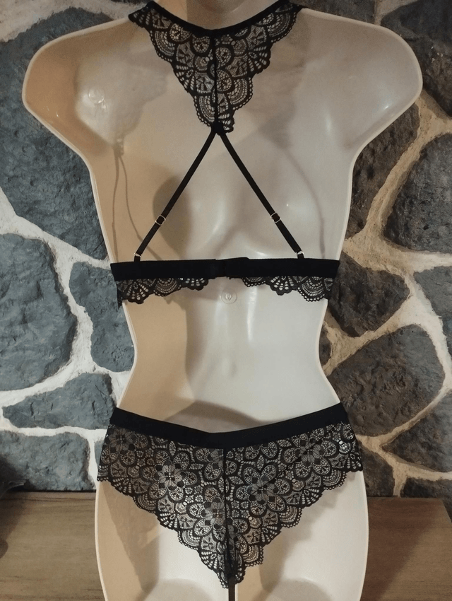 Ensemble triangle sans armatures ni rembourrage noir avec dos papillon