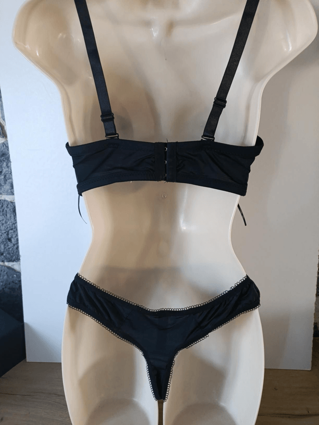 Ensemble bonnet D noir et rose avec tangas 16.90€