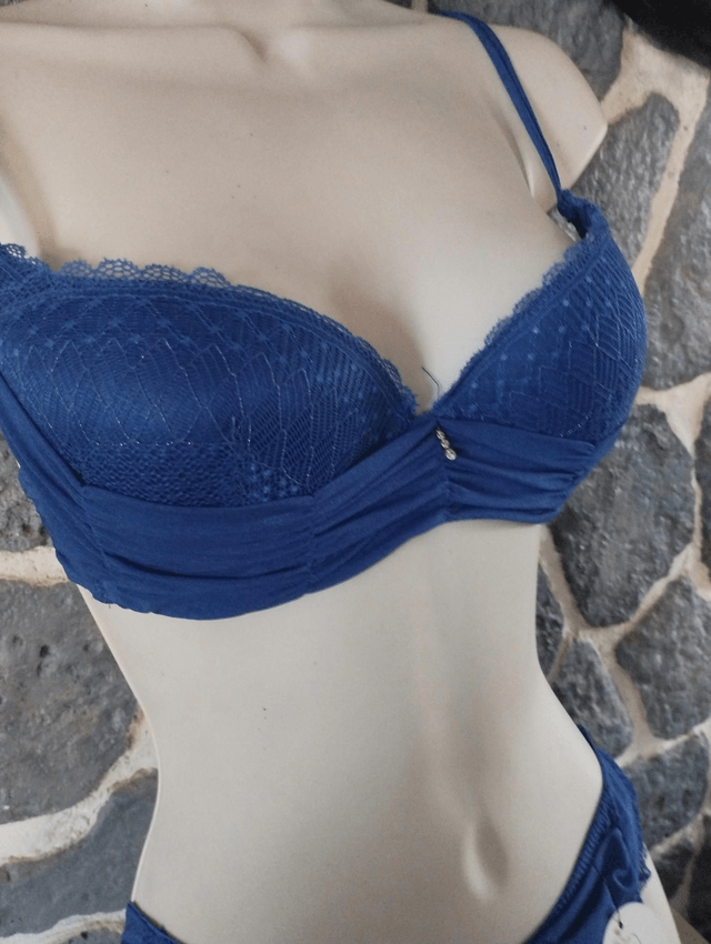 Ensemble bonnet C bleu royal 85C et 90C . rembourrage léger.Tangas en  38, 40 ou 42