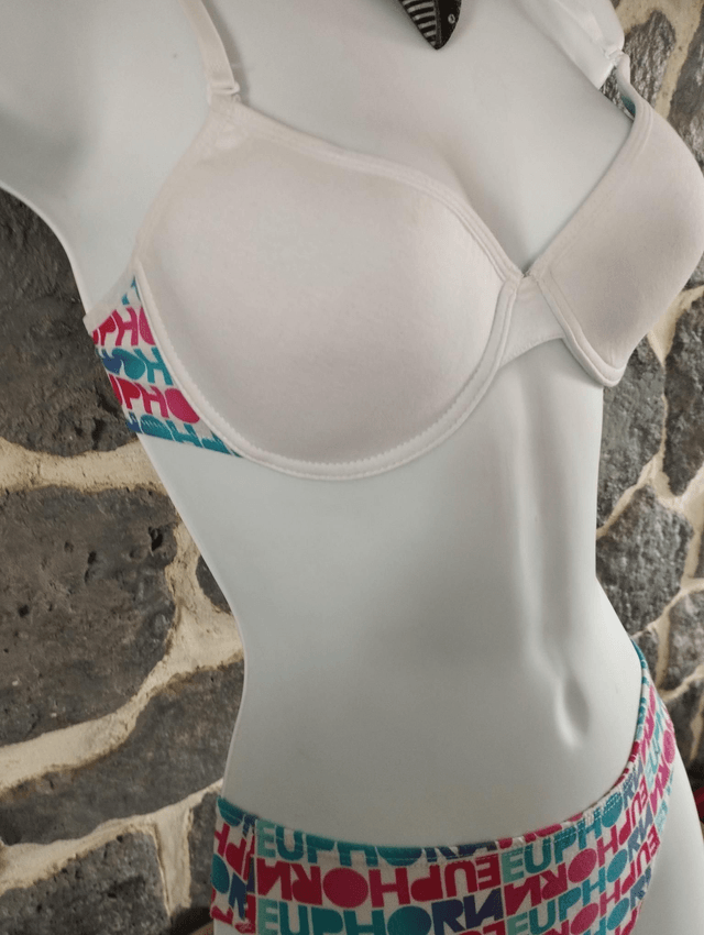 Ensemble bonnet B blanc motifs graffitis  avec léger rembourrage,  armatures et culotte
