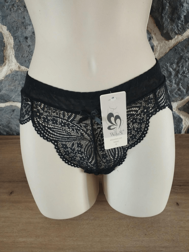 Ensemble 90C sans rembourrage avec armatures,  culotte en M. Possible d'avoir d'autres types de bas. Me contacter svp