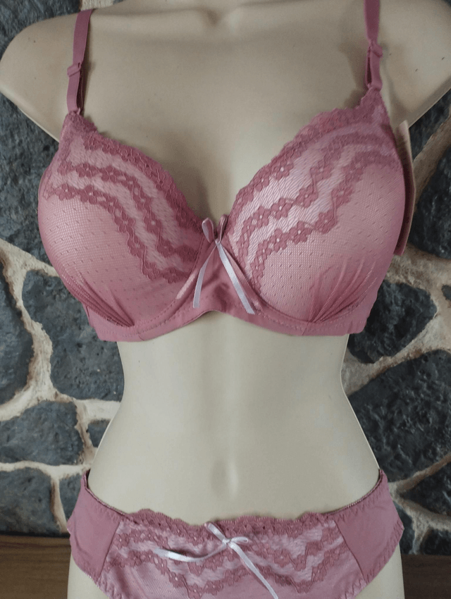 Ensemble bonnet C 100C pour le haut avec rembourrage et armatures et 44 pour le bas