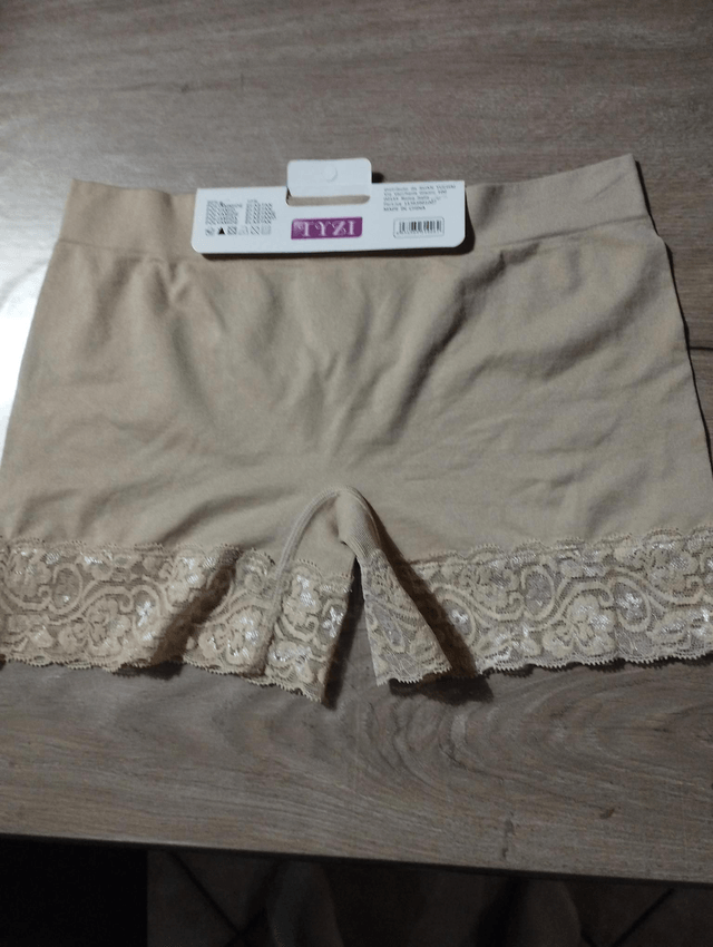 Shorty beige avec dentelle taille L