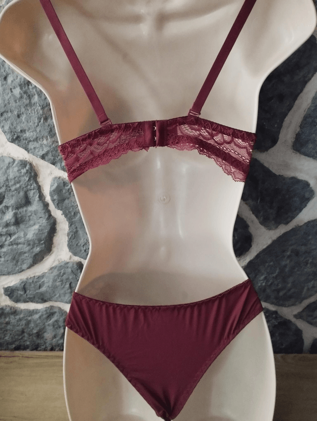 Ensembles bordeaux avec armatures et rembourrage