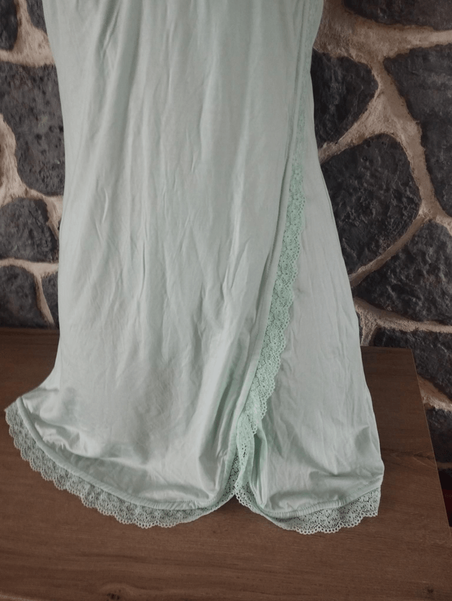 Nuisette et son string vert d'eau
