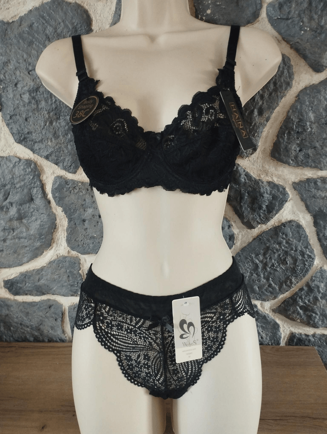 Ensemble 90C sans rembourrage avec armatures,  culotte en M. Possible d'avoir d'autres types de bas. Me contacter svp