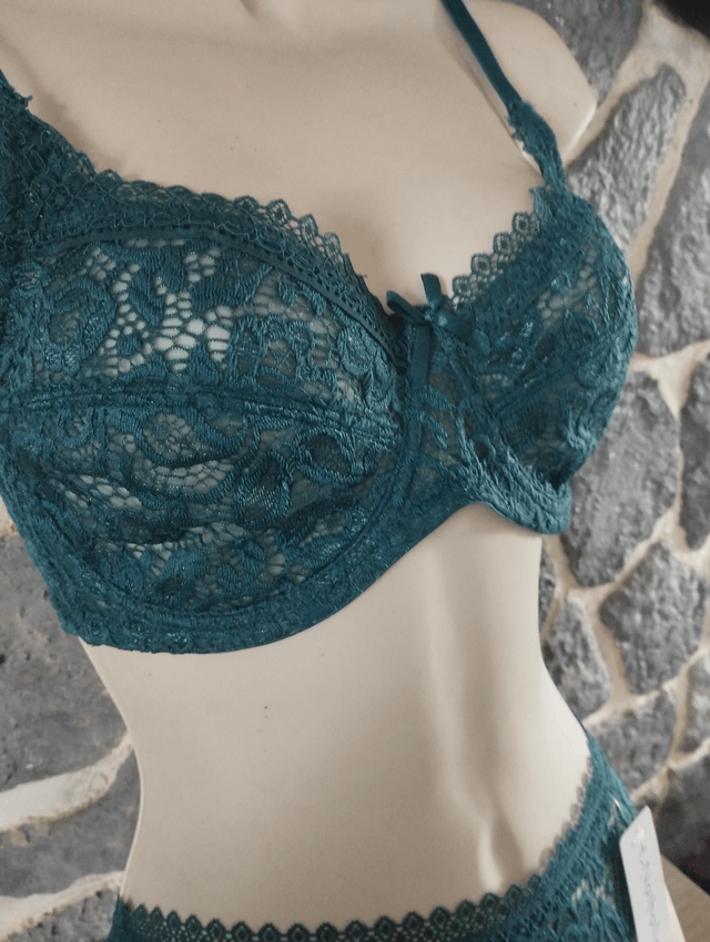 Ensemble 90C avec armatures sans rembourrage. Tangas en M ou XL