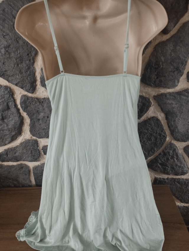 Nuisette et son string vert d'eau
