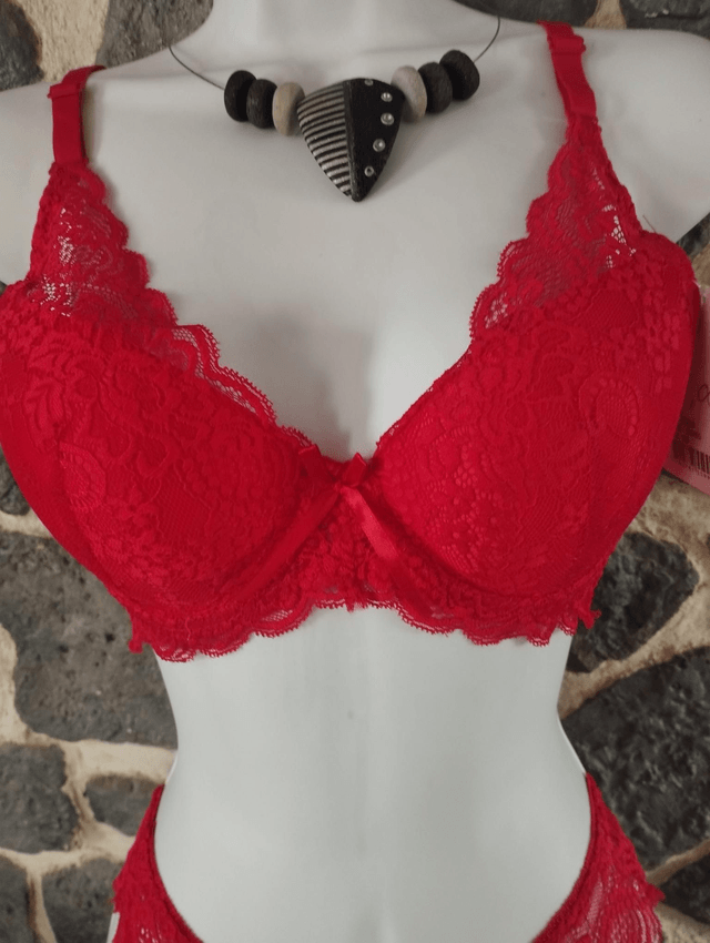 Ensemble rouge avec   rembourrage léger et armatures.