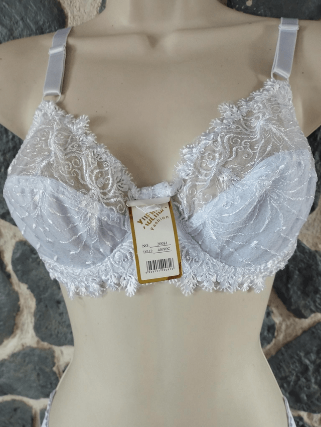 Ensemble 90C avec armatures sans rembourrage. Culotte en L