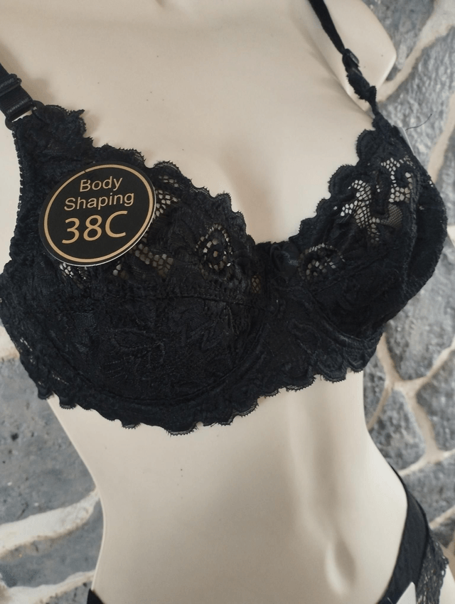 Ensemble 90C sans rembourrage avec armatures,  culotte en M. Possible d'avoir d'autres types de bas. Me contacter svp