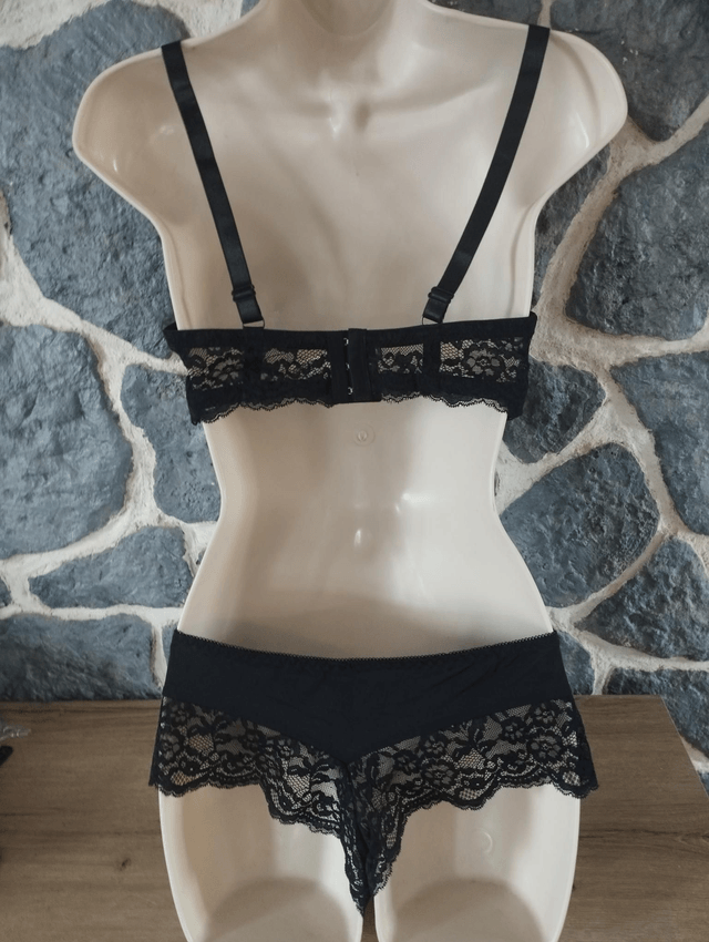 Ensemble bonnet D noir avec armatures et rembourrage