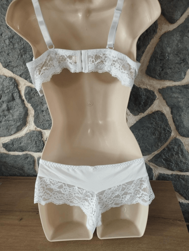 Ensemble Bonnet E en blanc avec armatures et rembourrage
