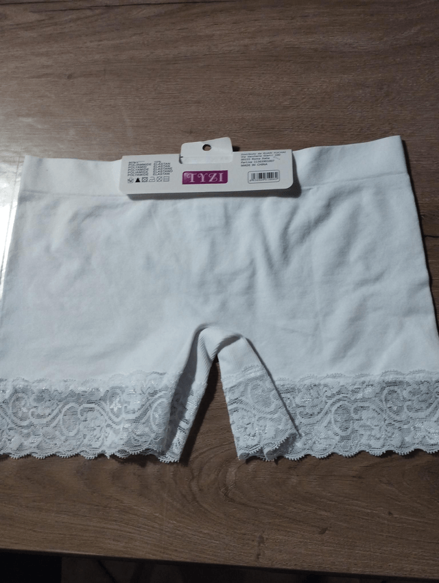 Shorty blanc avec dentelle taille L 