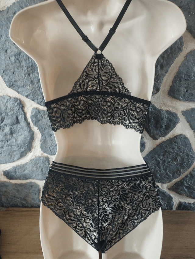 Ensemble triangle noir dos nageur pour le haut et élastique pour la culotte sans couture 