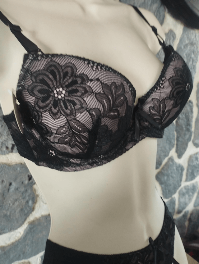 Ensemble Bonnet C 85C pour le soutien gorge avec armatures et rembourrage léger. M pour le tanga