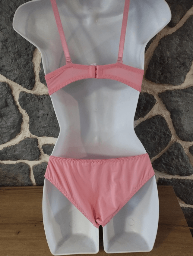Ensemble rose  avec armatures et  rembourrage important