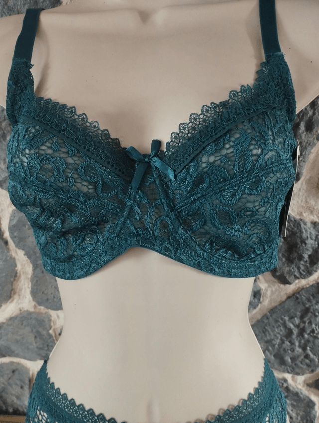 Ensemble 90C avec armatures sans rembourrage. Tangas en M ou XL