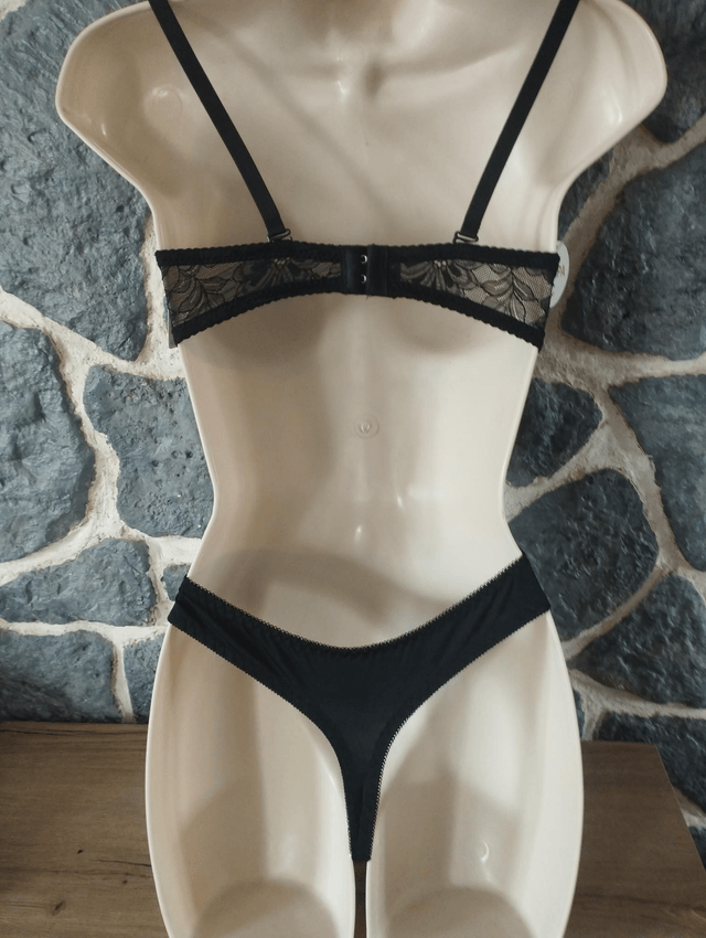 Ensemble Bonnet C 85C pour le soutien gorge avec armatures et rembourrage léger. M pour le tanga
