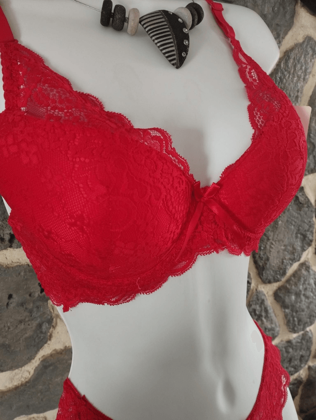 Ensemble rouge avec   rembourrage léger et armatures.