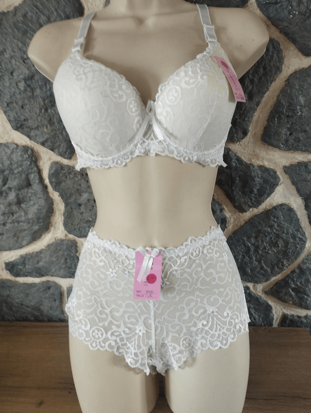 Ensemble bonnet C ivoire avec armatures et rembourrage et son shorty