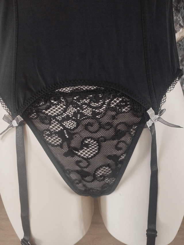 Ensemble guêpière et string noir