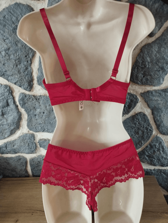 Ensemble rouge grenat avec armatures