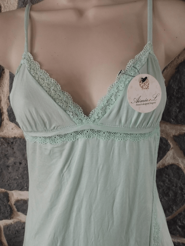 Nuisette et son string vert d'eau