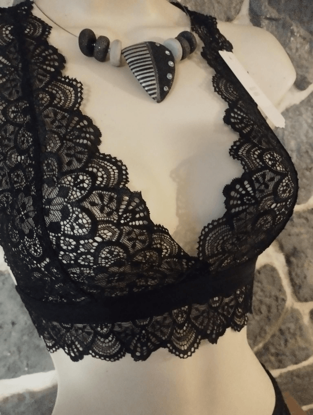 Ensemble triangle sans armatures ni rembourrage noir avec dos papillon
