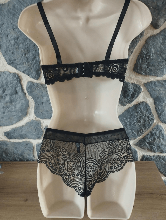 Ensemble 90C sans rembourrage avec armatures,  culotte en M. Possible d'avoir d'autres types de bas. Me contacter svp