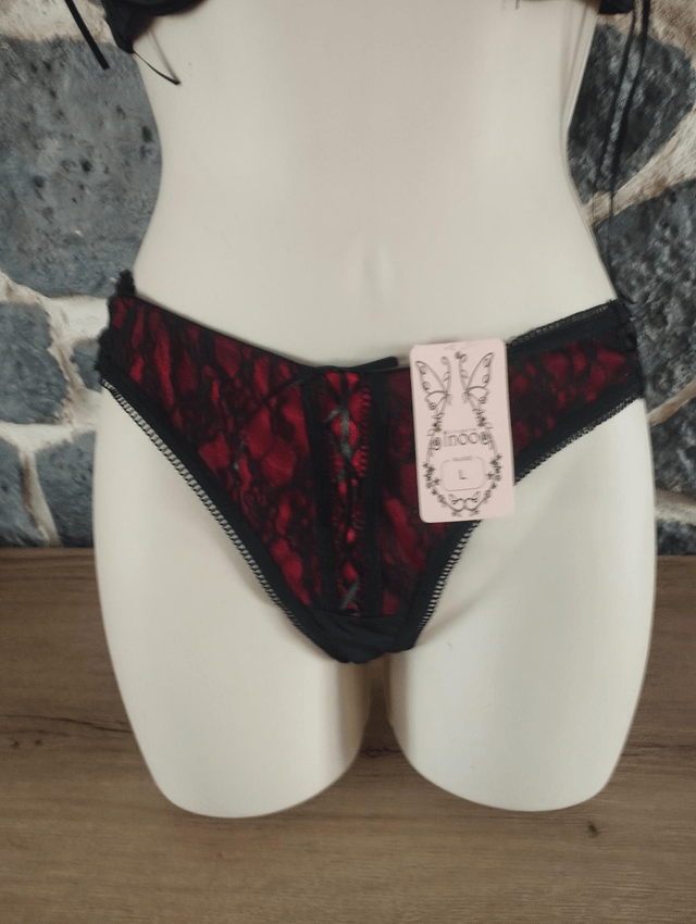 Ensemble rouge et noir avec rembourrage léger et armatures.