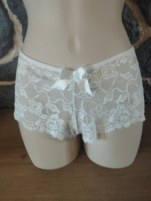 Ensemble triangle sans armatures ni rembourrage, couleur ivoire taille M pour le haut et pour le shorty 