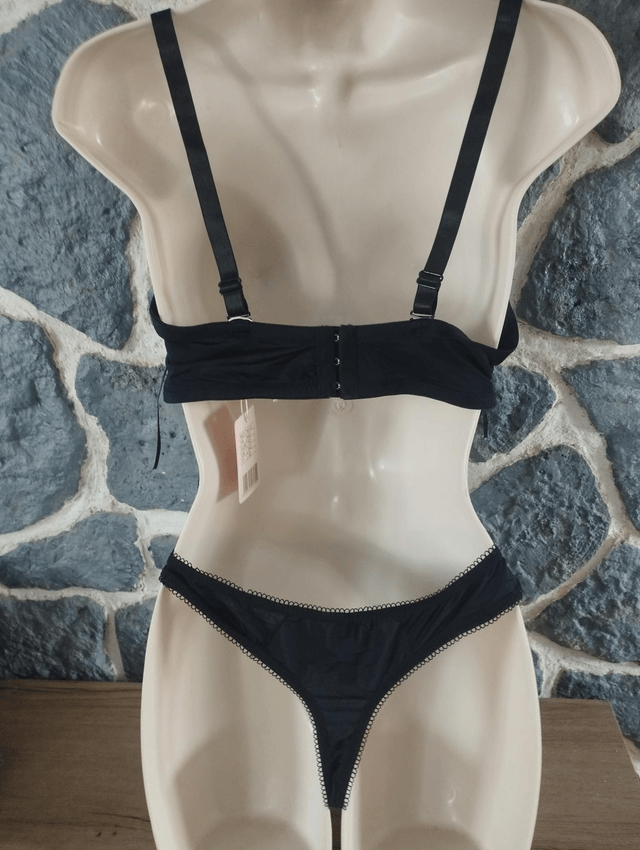 Ensemble noir et vert avec armature et rembourrage  du 85B et 95B pour les hauts et S M L OU L pour les bas . Polyamide et elashanne pour les matières