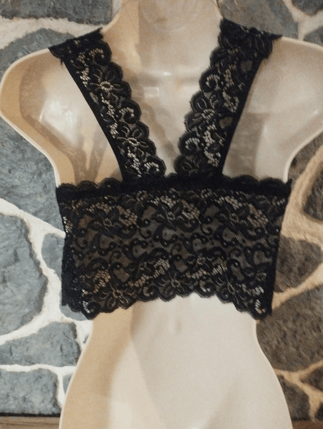 Brassière noire avec lacets décoratifs. Taille 3XL