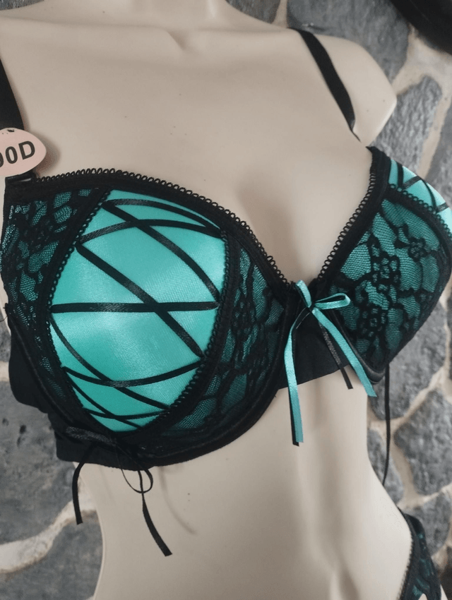 Ensemble noir et vert avec armature et rembourrage  du 85B et 95B pour les hauts et S M L OU L pour les bas . Polyamide et elashanne pour les matières