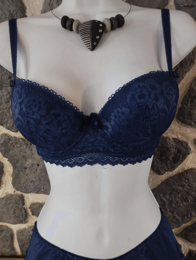 Ensemble bonnet B bleu marine  avec armatures et léger rembourrage