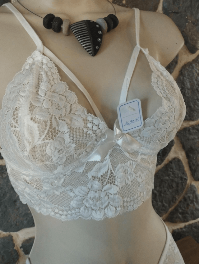 Ensemble triangle sans armatures ni rembourrage, couleur ivoire taille M pour le haut et pour le shorty 