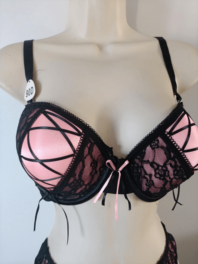 Ensemble bonnet D noir et rose avec tangas 16.90€