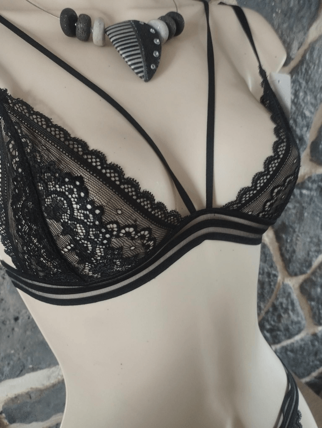 Ensemble triangle sans armatures ni rembourrage avec brides