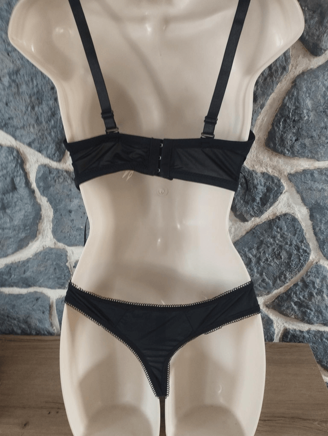 Ensemble rouge et noir avec rembourrage léger et armatures.