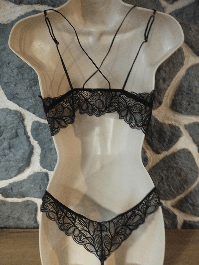 Ensemble triangle noir ouverture devant taille M avec tanga en S/M  ou M/ L