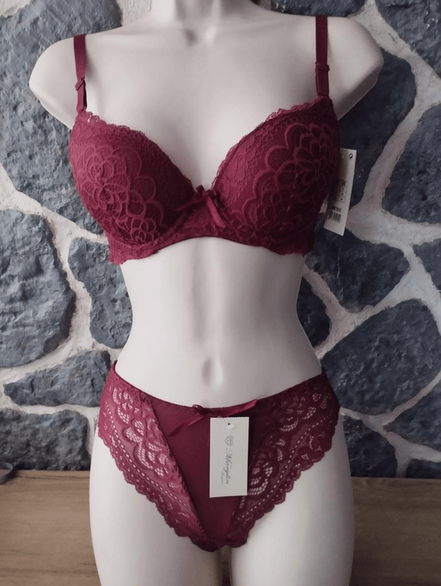 Ensembles bordeaux avec armatures et rembourrage