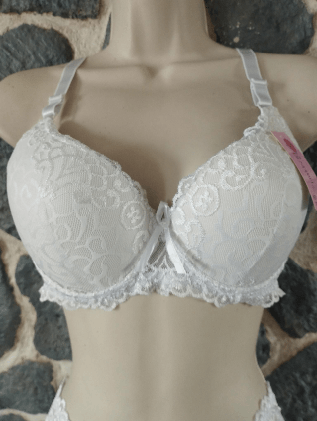 Ensemble bonnet C ivoire avec armatures et rembourrage et son shorty